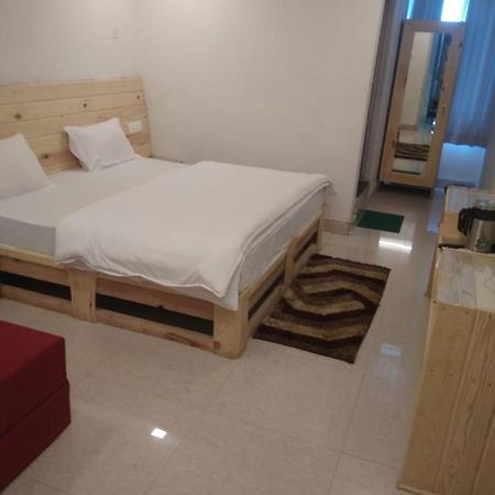 Hotel Charanpaduka Badrináth Kültér fotó