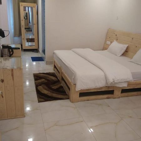 Hotel Charanpaduka Badrináth Kültér fotó