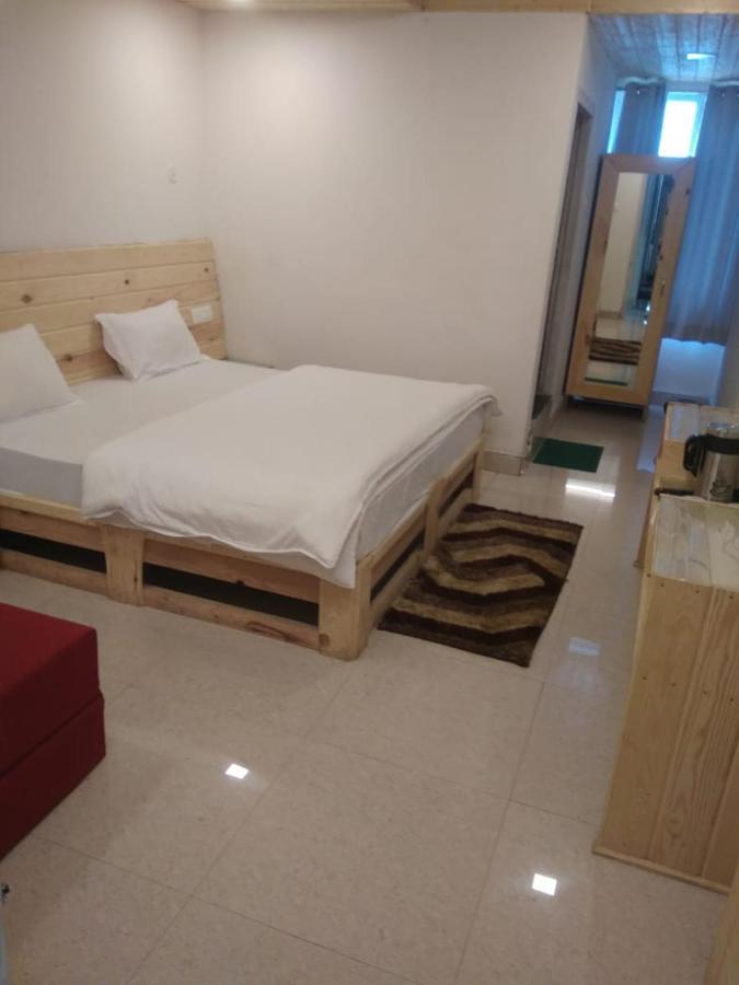 Hotel Charanpaduka Badrináth Kültér fotó