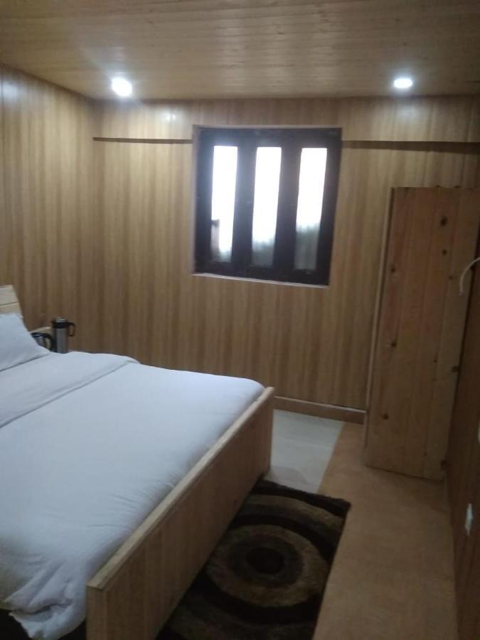 Hotel Charanpaduka Badrináth Kültér fotó
