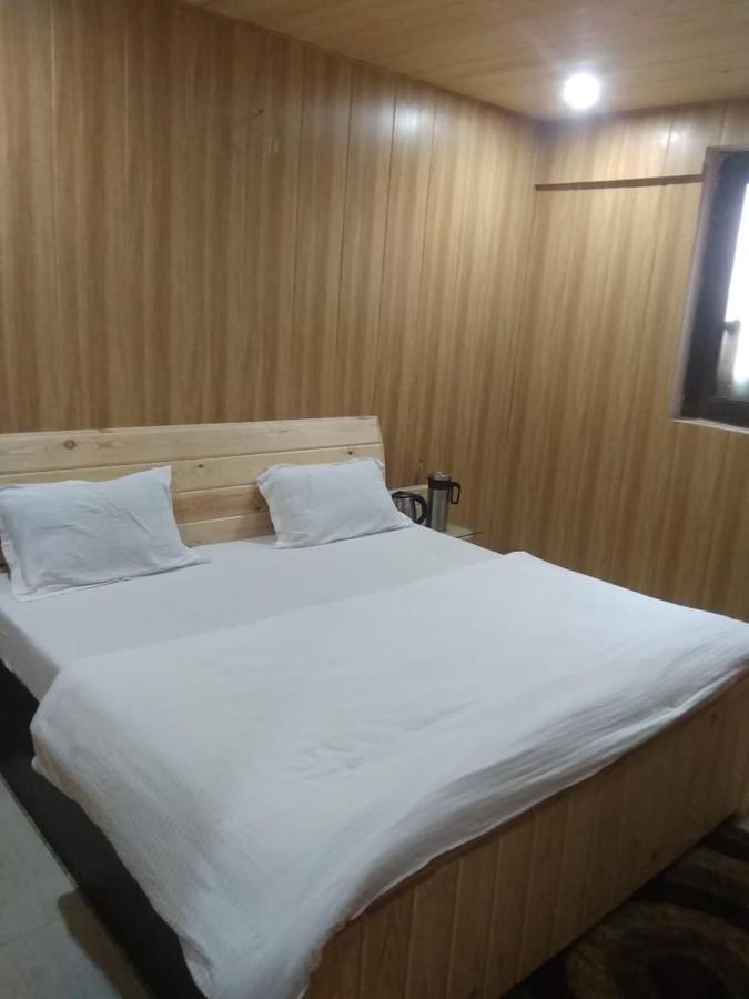 Hotel Charanpaduka Badrináth Kültér fotó